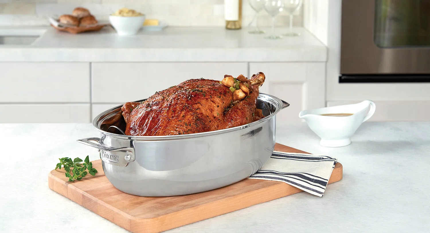 Viking 3-Ply Stainless Steel Oval Roaster with Lid and Rack, 8.5 Quart